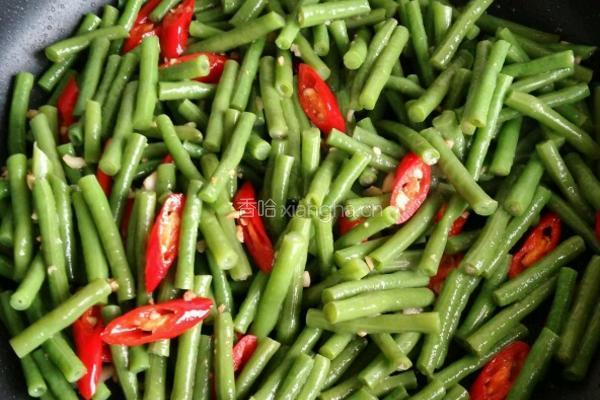 豇豆炒腊肉的做法图解7