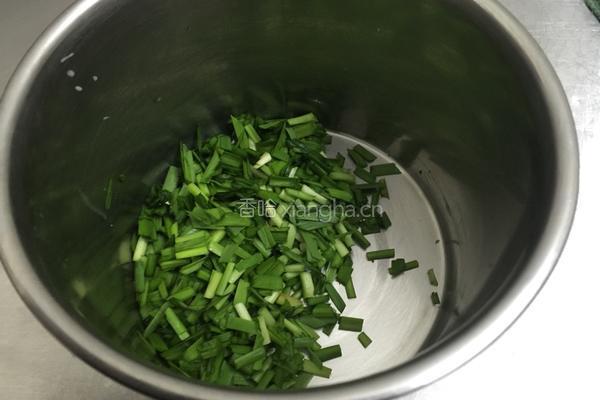 韭菜摊鸡蛋的做法图解2