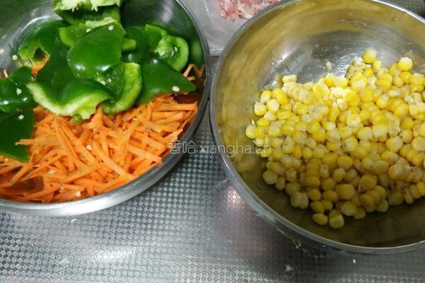 猪肉玉米饺子的做法图解2