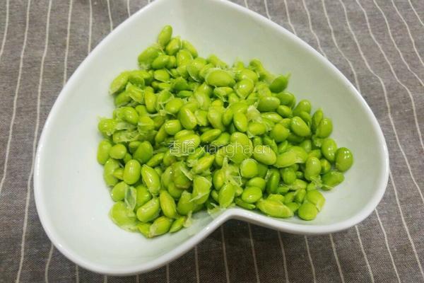 虾仁毛豆的做法图解1