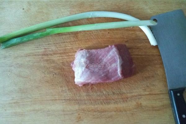 葱爆猪肉的做法图解1