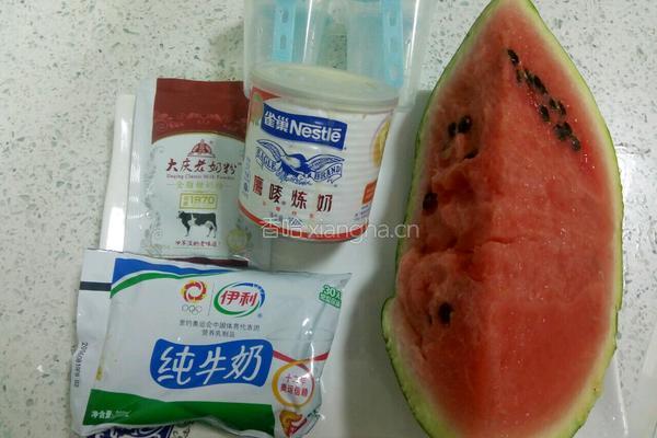 牛奶西瓜冰棒的做法图解1