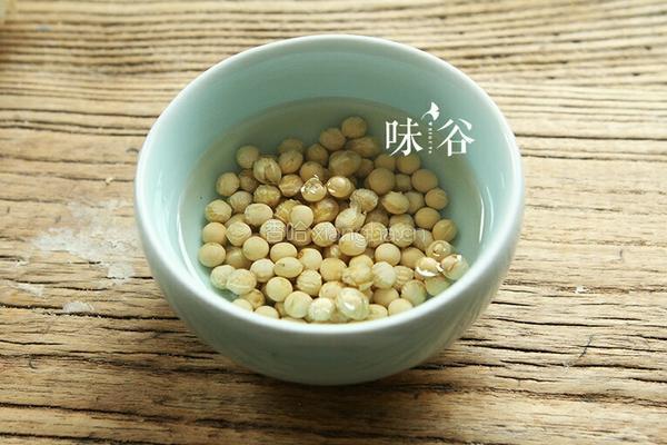 黄豆猪尾汤的做法图解2