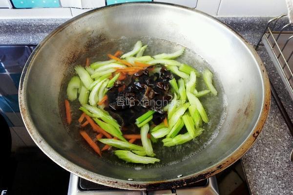 木耳炒芹菜的做法图解4