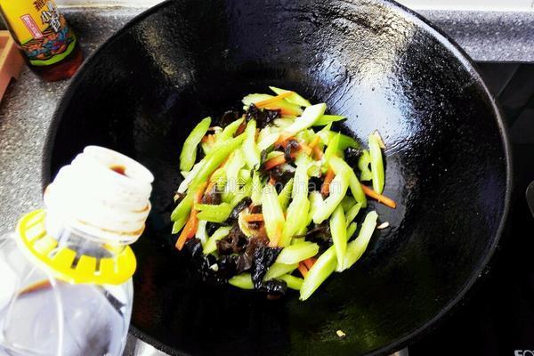 木耳炒芹菜的做法图解8