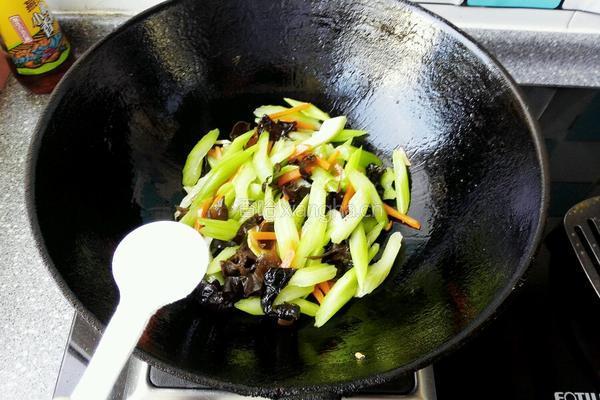 木耳炒芹菜的做法图解9