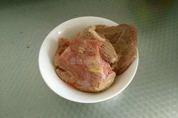 香菇炖牛肉的做法图解1