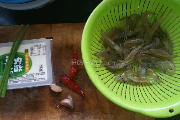 豆腐炖虾的做法图解1