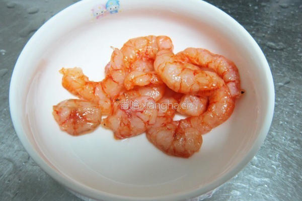 菠萝海鲜炒饭的做法图解2