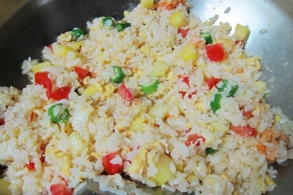 菠萝海鲜炒饭的做法图解6