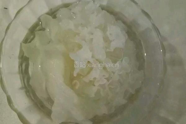 银耳莲子绿豆汤的做法图解2