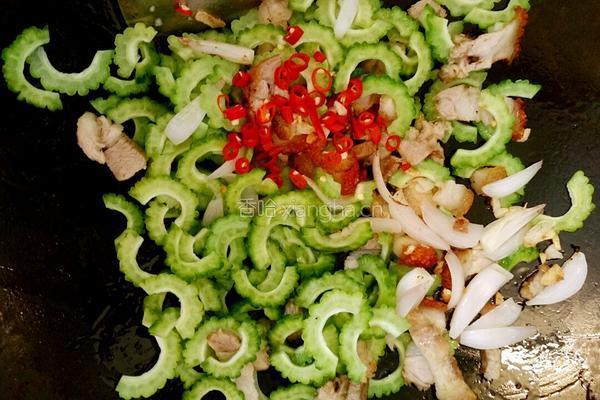 苦瓜炒烧肉的做法图解4