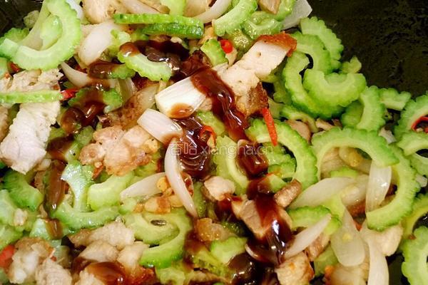 苦瓜炒烧肉的做法图解5