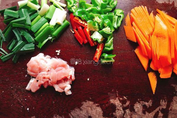 肉炒洋葱胡萝卜的做法图解1