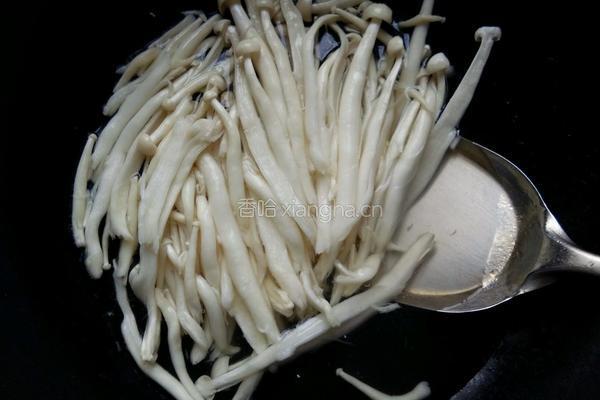 椒盐蘑菇的做法图解1