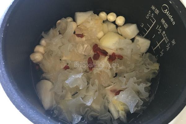 银耳莲子雪梨汤的做法图解6