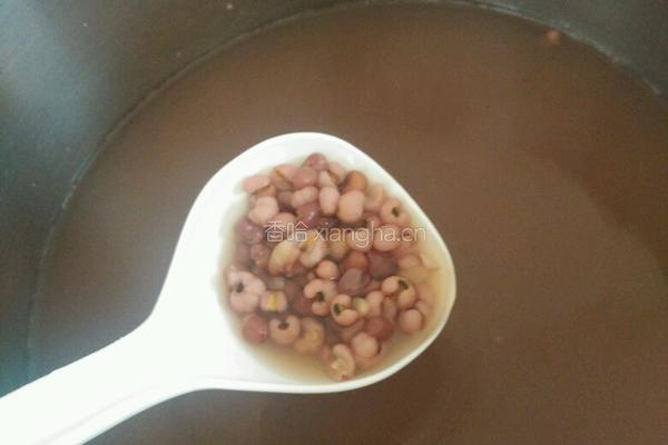 红豆薏米豆浆的做法图解2