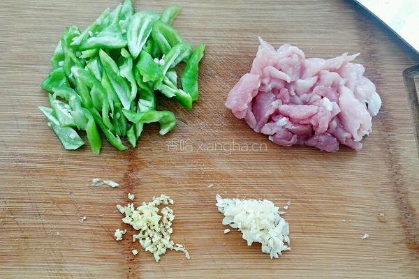 瘦肉炒青椒的做法图解1