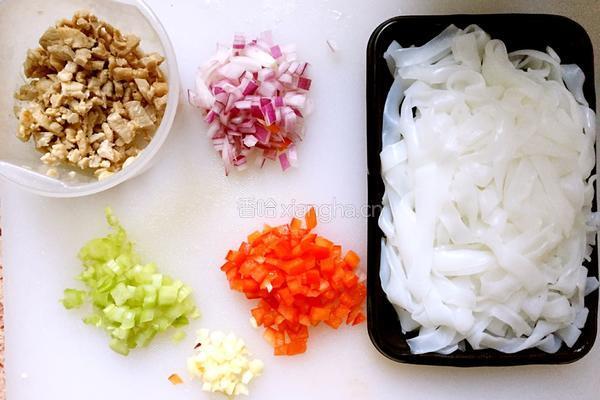 肉酱拌河粉的做法图解1