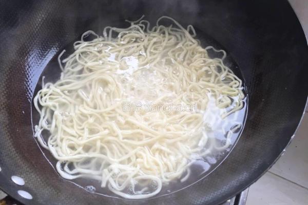 拉面炒年糕的做法图解1