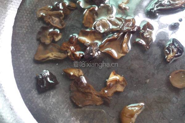 黑木耳火腿黄秋葵的做法图解2