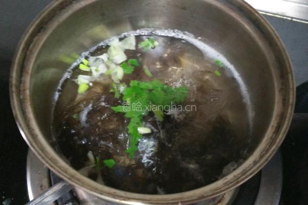 金枪鱼紫菜蛋花汤的做法图解3
