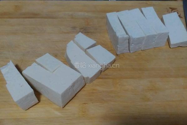 油豆腐小黄鱼煲的做法图解1