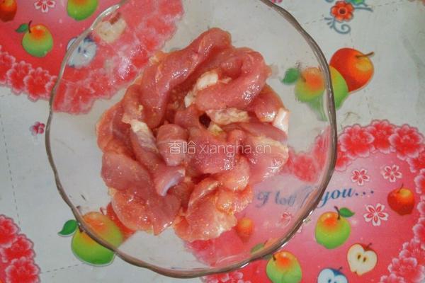 丝瓜酥肉汤的做法图解1