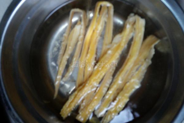 腐竹金针菜鱼汤的做法图解1