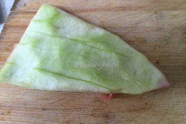 西瓜翠衣炒毛豆的做法图解1