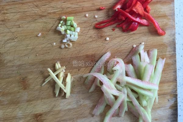 西瓜翠衣炒毛豆的做法图解2