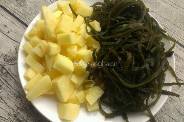 土豆炖海带的做法图解1