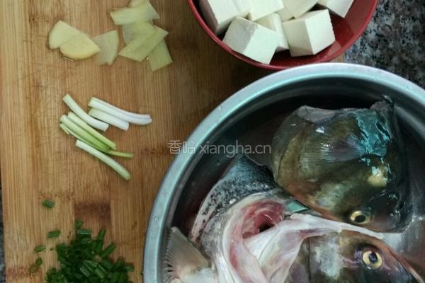 胖头鱼豆腐汤的做法图解1