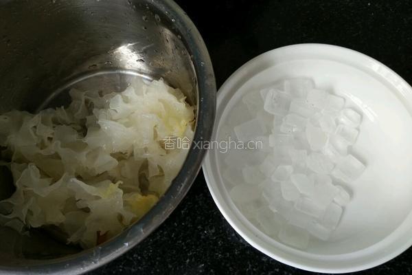 冰糖银耳汤的做法图解1