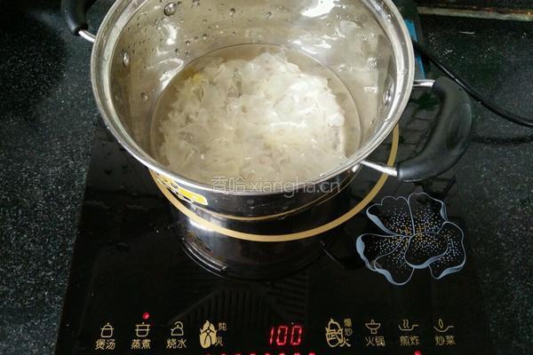 冰糖银耳汤的做法图解2