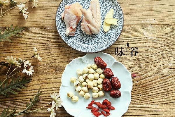 莲子鸡汤的做法图解1