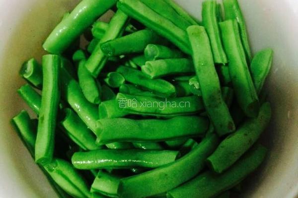 五花肉焖豆角的做法图解1