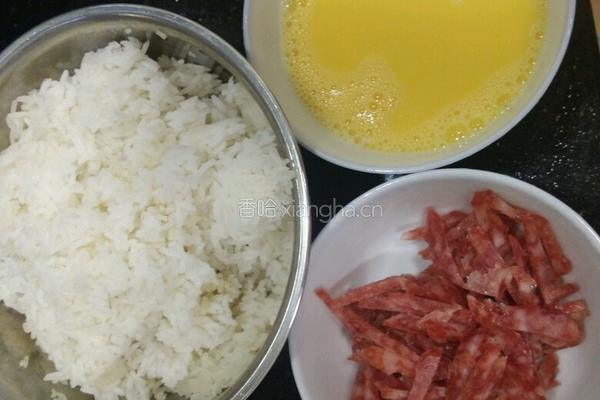腊肠鸡蛋炒饭的做法图解1
