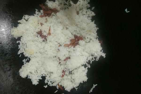 腊肠鸡蛋炒饭的做法图解3
