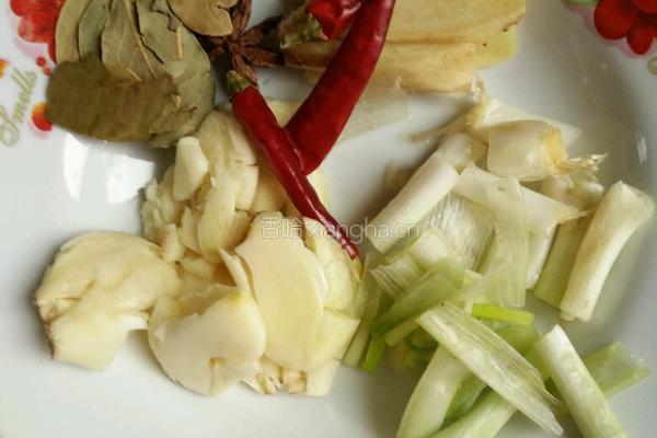 红烧肉炖土豆的做法图解1