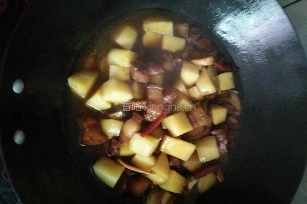 红烧肉炖土豆的做法图解7