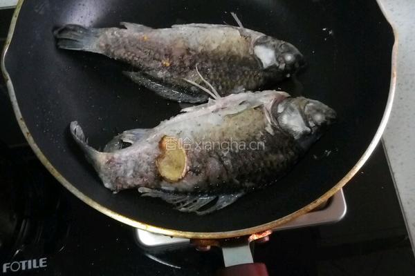 酥鲫鱼的做法图解2