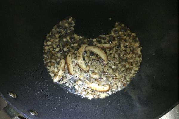 宝宝辅食－香菇炖鸡面的做法图解1