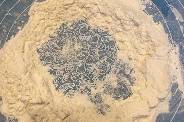 培根粟米洋葱披萨的做法图解2