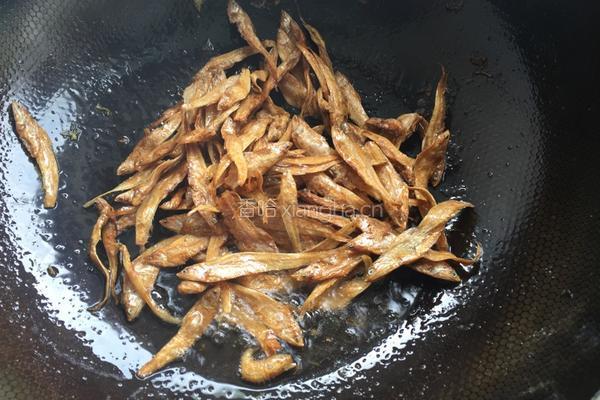 咸鱼炒毛豆的做法图解4