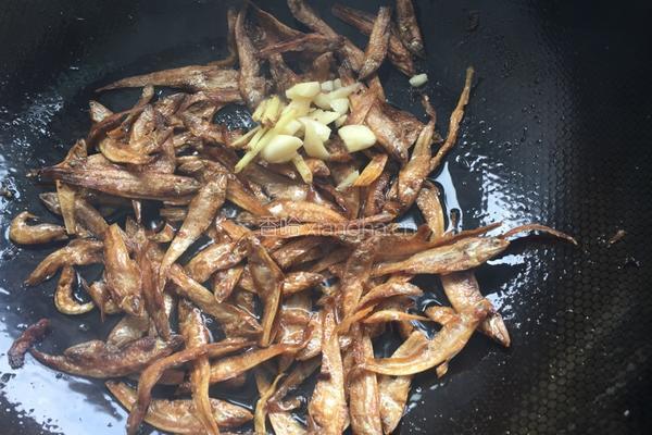 咸鱼炒毛豆的做法图解5
