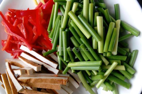 蒜薹炒豆干的做法图解2