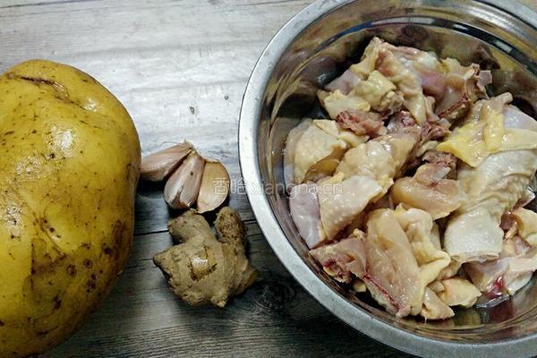 薯仔焖鸡的做法图解1