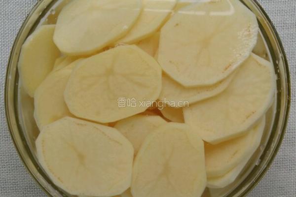 土豆片烧肉的做法图解1