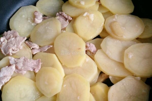 土豆片烧肉的做法图解5